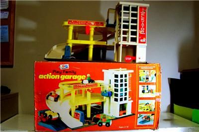 1970 VINTAGE FISHER PRICE LITTLE PEOPLE ACTION GARAGE  