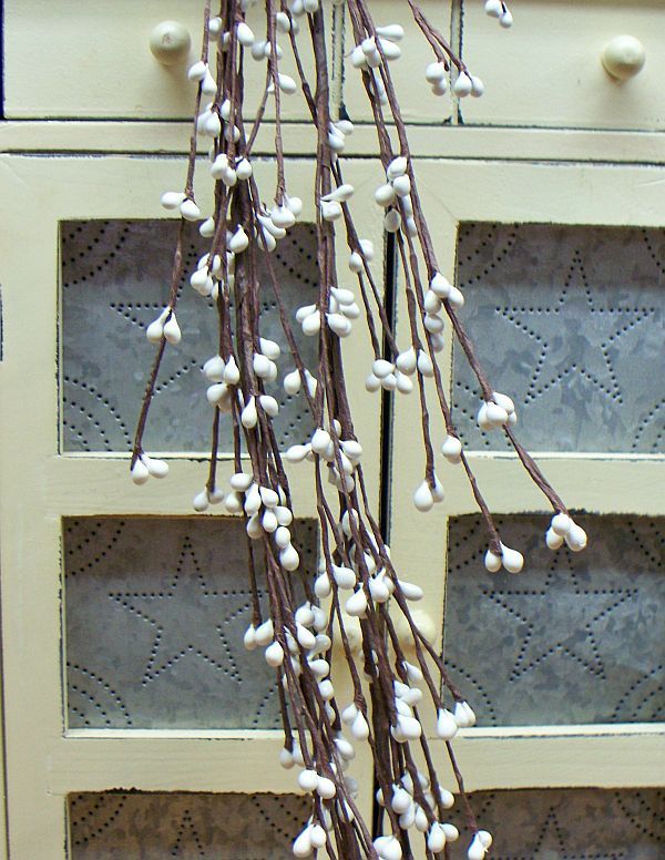 PRIMITIVE WISPY PIP BERRY GARLANDS, ASSORTED COLORS, SOME WITH STARS 