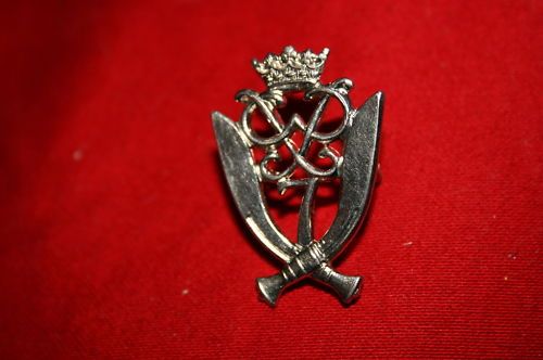 BRITISH ARMY 7TH GURKHA RIFLES METAL PILLBOX CAP BADGE  