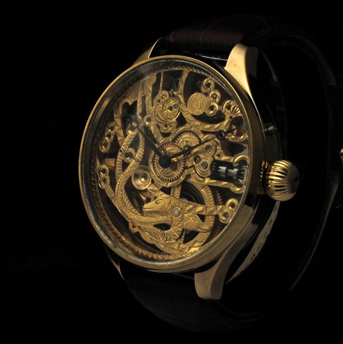 This gorgeous, men’s watch is a very handsome specimen and features 