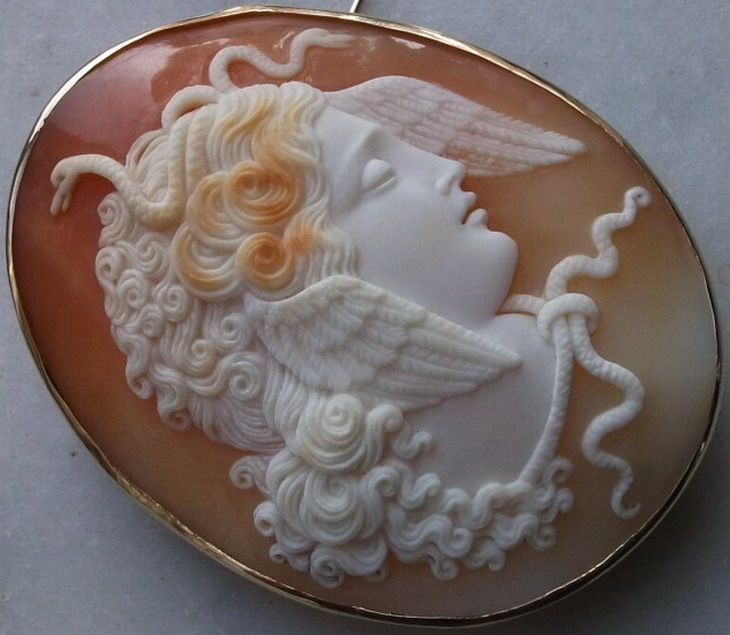 OUSTANDING MUSEUM QUALITY VICTORIAN CAMEO BROOCH OF MEDUSA 1870 