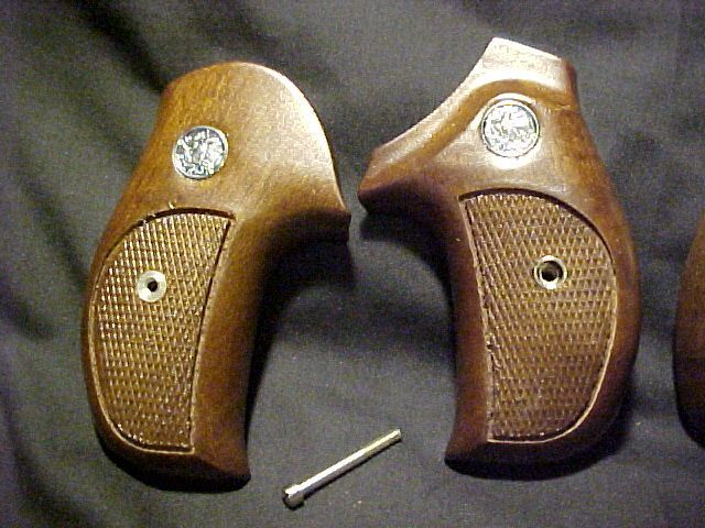 Smith Wesson J Frame Walnut Rnd Butt Grips Chk+Med FrSh  