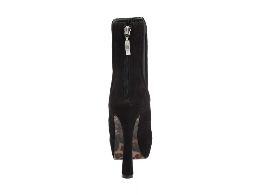   of divas everywhere when you step out in these bold boots back zip